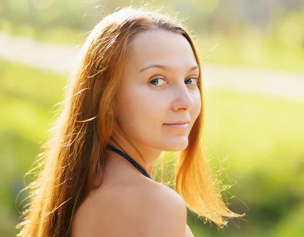 Portret van jonge mooie vrouw buiten — Stockfoto