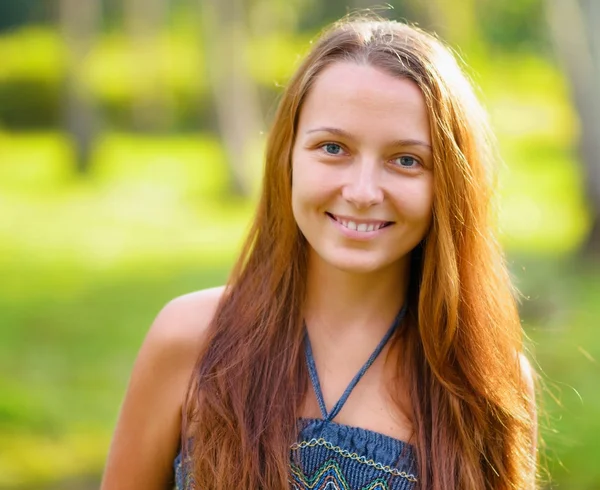 Porträt einer jungen schönen Frau im Freien — Stockfoto