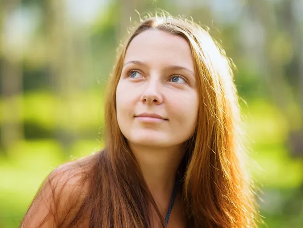 Portrait of young beautiful woman outdoors — Stock Photo, Image