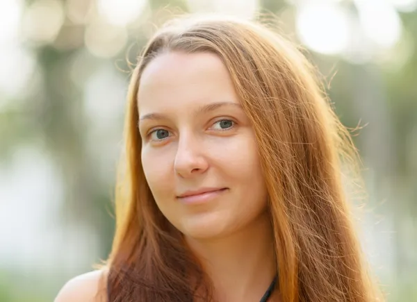 Porträt einer jungen schönen Frau im Freien — Stockfoto