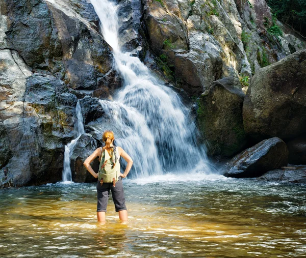 女性登山者看瀑布 — 图库照片