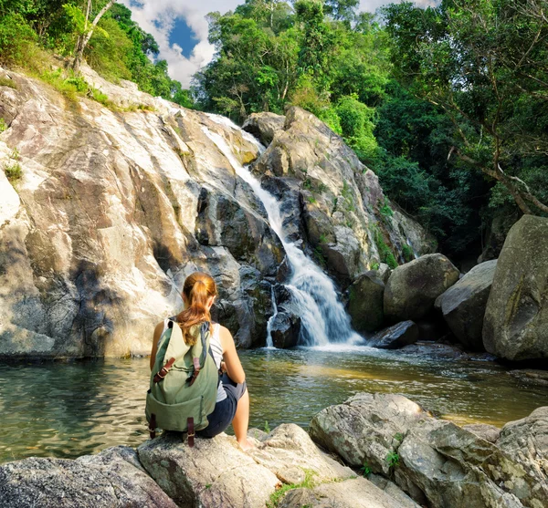Kobieta turysta patrząc na wodospad — Zdjęcie stockowe