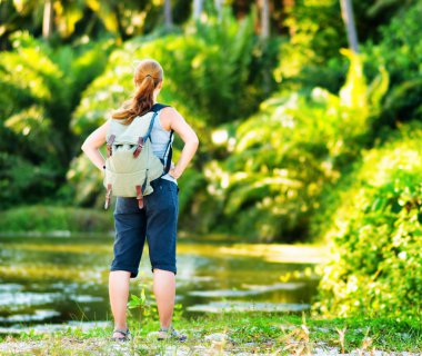 genç kadın sırt çantası ile hiking