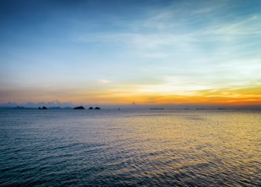 Deniz ve gökyüzü gün batımında. güzel manzara