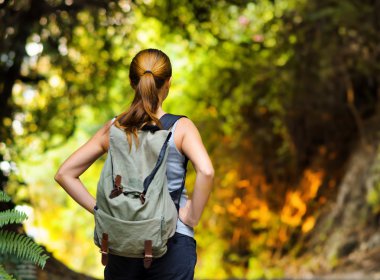 genç kadın sırt çantası ile hiking