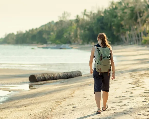 Jeune femme randonnée avec sac à dos — Photo