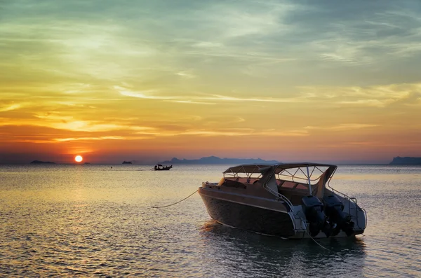 Motorbåt vid solnedgången. vackert landskap — Stockfoto