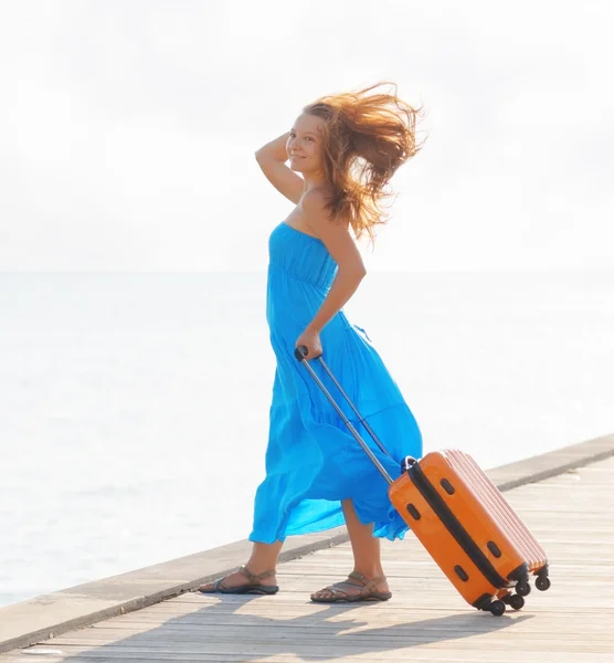 Mujer joven con maleta en el muelle — Foto de Stock