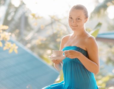 genç bir kadın sabah terasta kahve içme