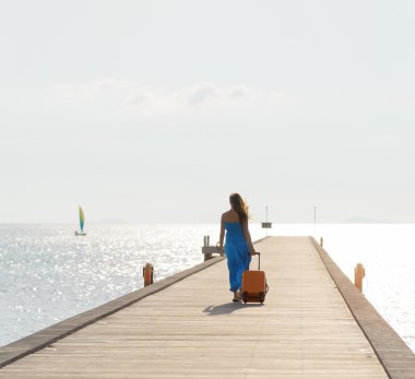 ahşap iskele üzerinde yürüyen genç bir kadın