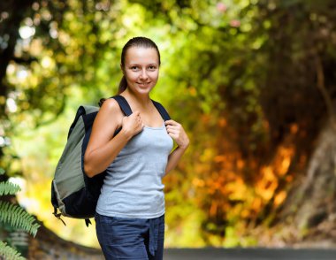 genç kadın sırt çantası ile hiking