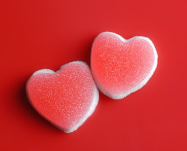 şeker kalpler kırmızı zemin üzerine