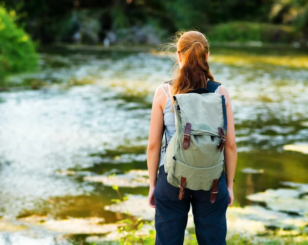 Senderismo de mujer joven con mochila — Foto de Stock