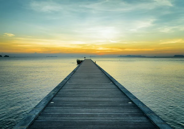 Barco cais ao pôr-do-sol — Fotografia de Stock