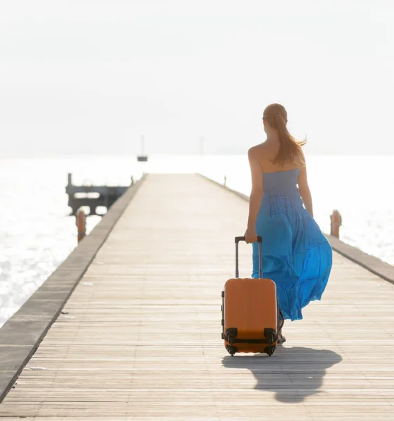 Mujer joven caminando sobre muelle de madera —  Fotos de Stock