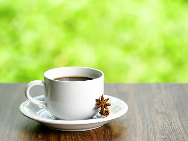 Kaffee und Haferflockenkekse zum Hintergrund der Natur — Stockfoto
