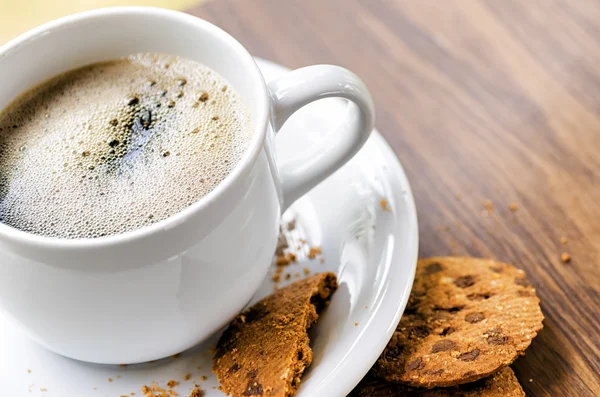 Koffie en havermout cookies op houten tafel — Stockfoto
