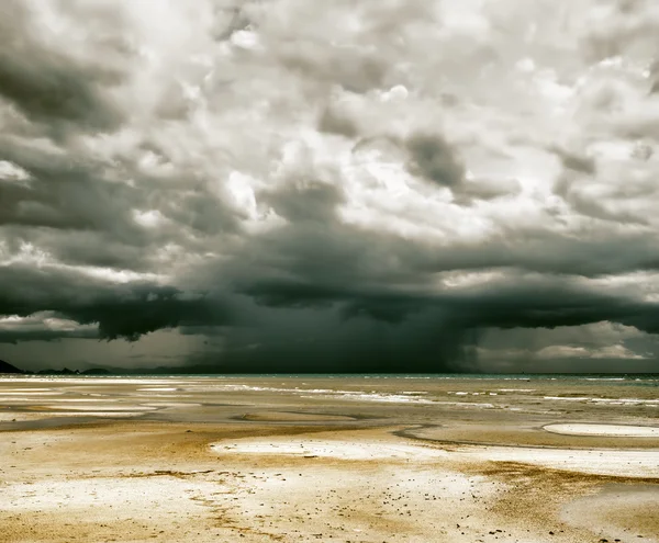 风雨如磐的天空和在退潮的海滩 — 图库照片