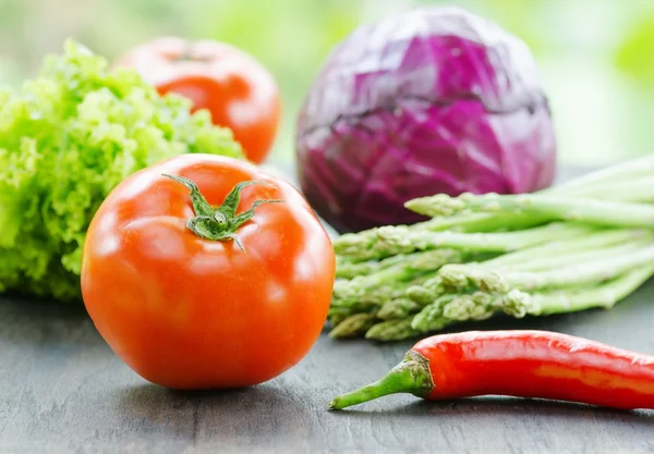 Olika grönsaker på träbord — Stockfoto