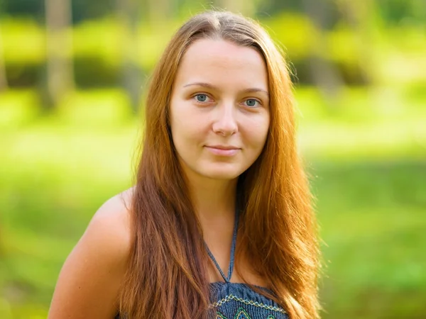 Porträt einer jungen schönen Frau im Freien — Stockfoto