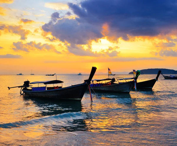 Traditional thai boats at sunset beach — Stock Photo, Image