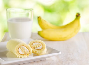 bardak süt ve taze kek