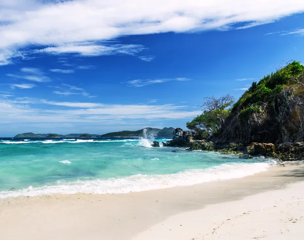 Pantai pasir putih dan langit biru — Stok Foto