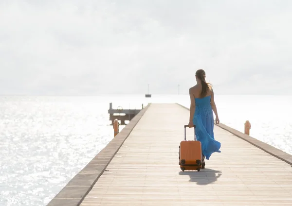 Ahşap iskele üzerinde yürüyen genç bir kadın — Stok fotoğraf