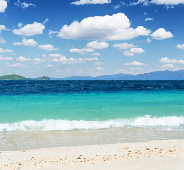 Plage de sable blanc et ciel bleu — Photo