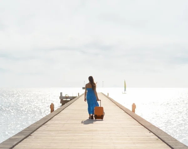 Jonge vrouw lopen op houten pier — Stockfoto
