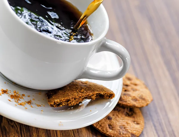 Ahşap masa kahve ve yulaf ezmesi kurabiye — Stok fotoğraf
