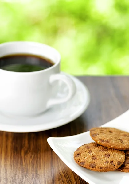 Káva a ovesné vločky cookies na pozadí přírody — Stock fotografie