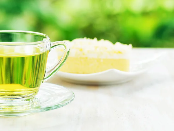 Tasse Kräutertee und frischer Kuchen — Stockfoto