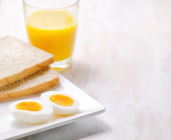 Huevo cocido, tostadas y zumo de naranja . — Foto de Stock