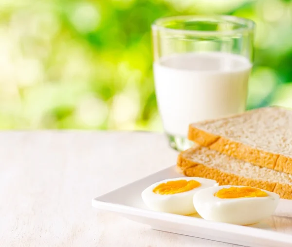 Huevos cocidos, tostadas y vaso de leche —  Fotos de Stock