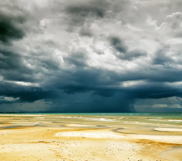 Stormy sky and beach at low tide — Stock Photo, Image