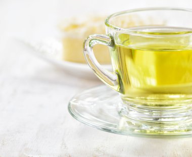 bardak bitkisel çay ve taze kek