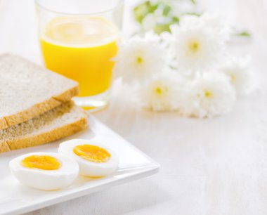 haşlanmış yumurta, tost ve portakal suyu.