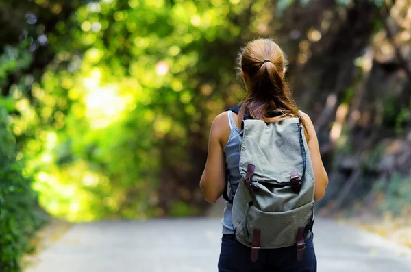 Молодая женщина в походе с рюкзаком — стоковое фото