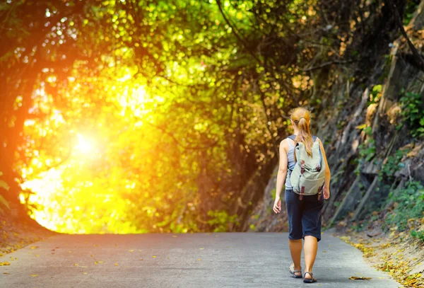 年轻女子背着背包徒步旅行 — 图库照片