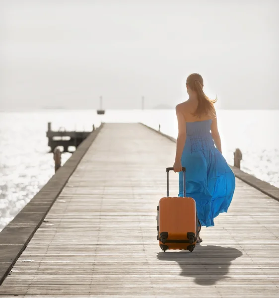 Mujer joven caminando sobre muelle de madera — Foto de Stock