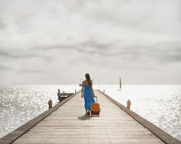 Mujer joven caminando sobre muelle de madera —  Fotos de Stock