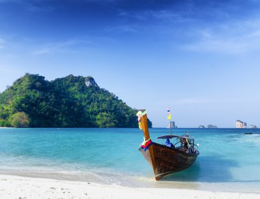 Temiz su ve mavi gökyüzü