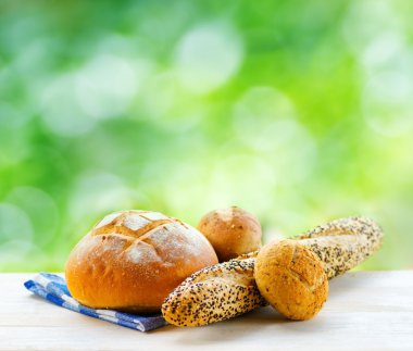 taze ekmek ve kareli tahta masada kırsal backgr peçeteye