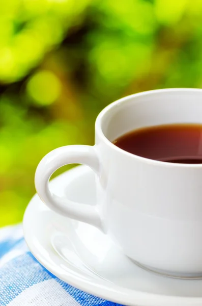 Taza de té sobre fondo natural — Foto de Stock