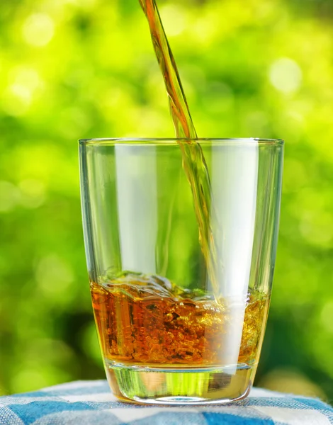 Glass of apple juice on nature background — Stock Photo, Image