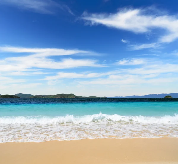 Plage de sable blanc et ciel bleu — Photo