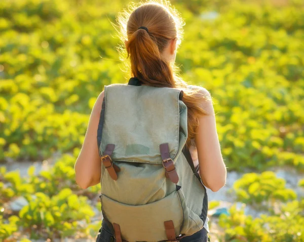 Jeune femme randonnée avec sac à dos — Photo