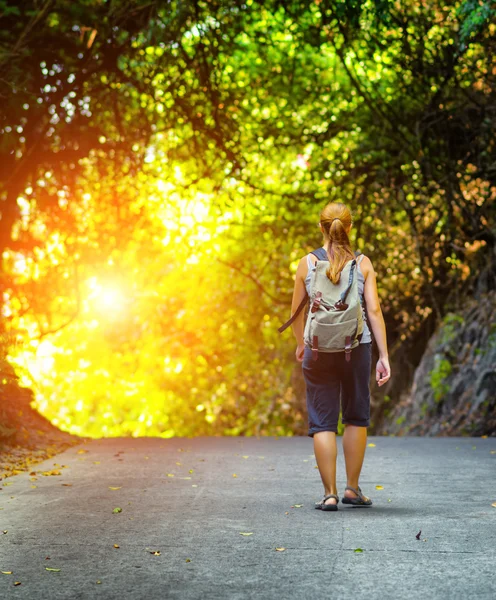 Senderismo de mujer joven con mochila — Foto de Stock