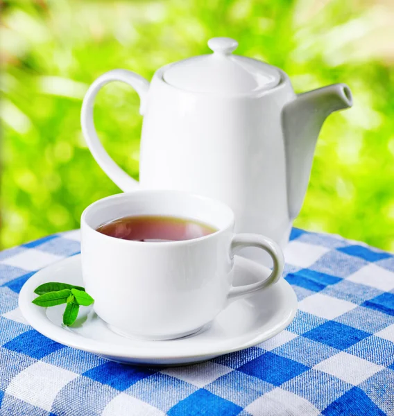 Taza de té sobre fondo natural — Foto de Stock